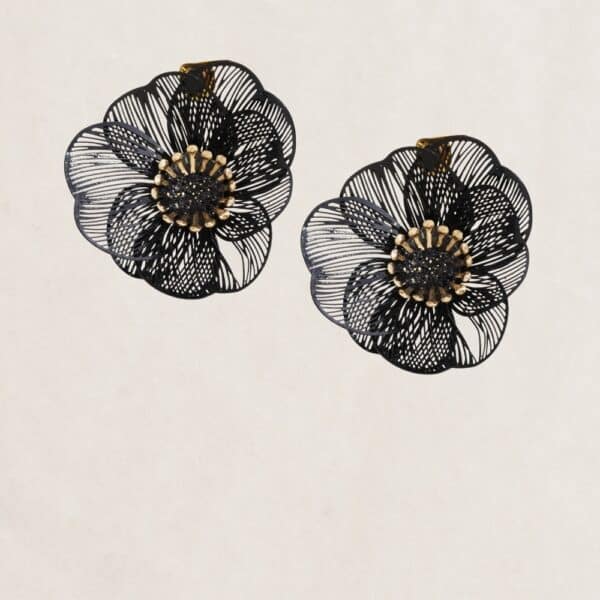 Boucles d'Oreilles Fleur Noire de Jorgina en fil noir et doré, fabriquées artisanalement en France.