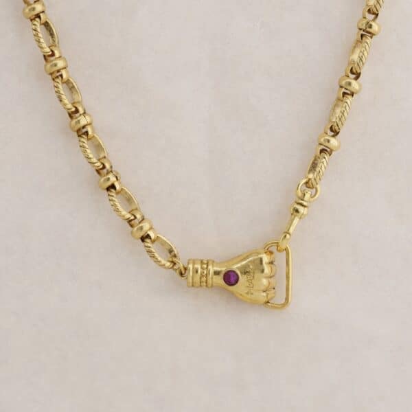 Collier Sacha de LA2L en laiton plaqué or avec pierres semi-précieuses, disponible en Grenat et Tsavorite, longueur de chaîne de 42 cm.