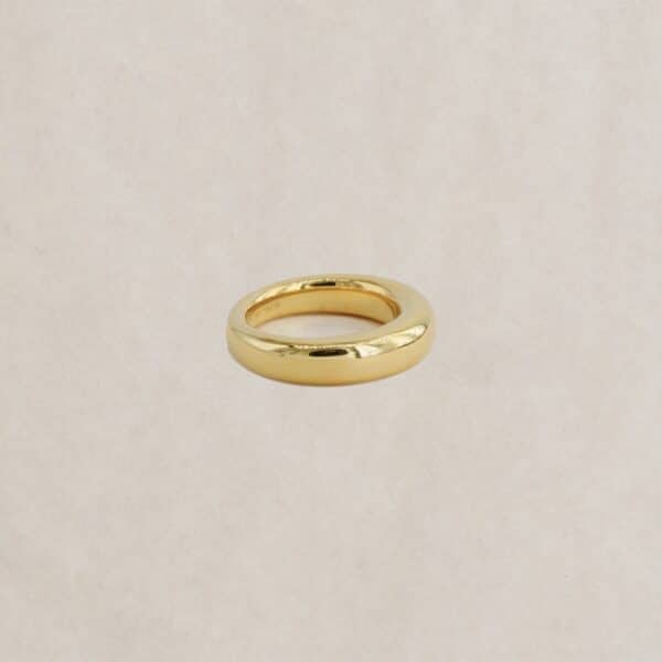 Bague en métal doré arrondie signée Lucas Jack London. Chez Dolita-bijoux