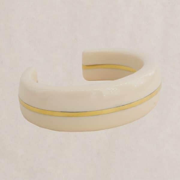 Bracelet en résine ivoire avec bande en plaqué or 18 carats Lucas Jack chez Dolita-bijoux