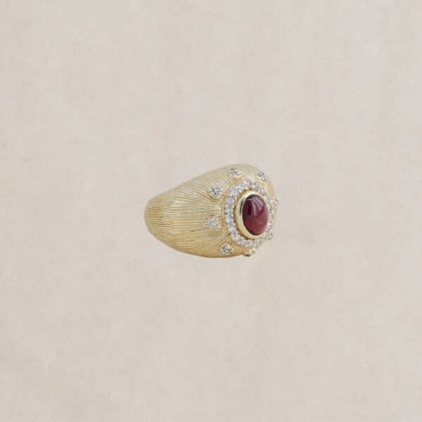 Bague "Cyclamen" en plaqué or avec grenat et zircons signée Diaperis. Chez Dolitabis