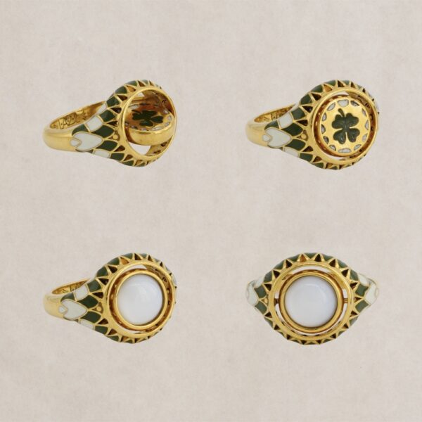 Bague Sacha pivot trèfle en laiton plaqué or avec médaillon central pivotant, deux faces : trèfle émaillé ou nacre, création LA2L. Chez Dolitabis