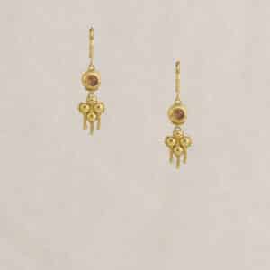 Boucles d'oreilles Jasmine Billes en laiton doré avec des pierres semi-précieuses en Tourmaline bleue, Quartz fraise. Création LA2L. Chez Dolitabis