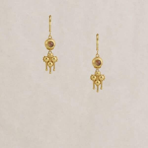 Boucles d'oreilles Jasmine Billes en laiton doré avec des pierres semi-précieuses en Tourmaline bleue, Quartz fraise. Création LA2L. Chez Dolitabis