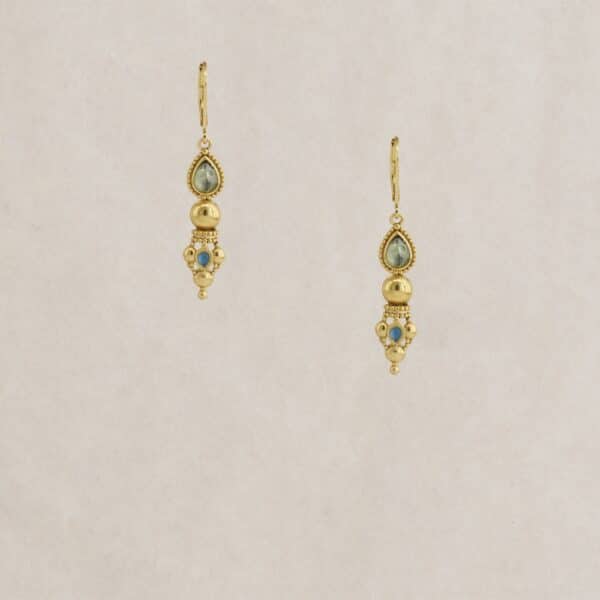 Boucles d'oreilles Jasmine Goutte en laiton doré, ornées de pierres semi-précieuses en quartz fumé, grenat, tourmaline bleue, agate bleue. Création LA2L. Chez Dolitabis