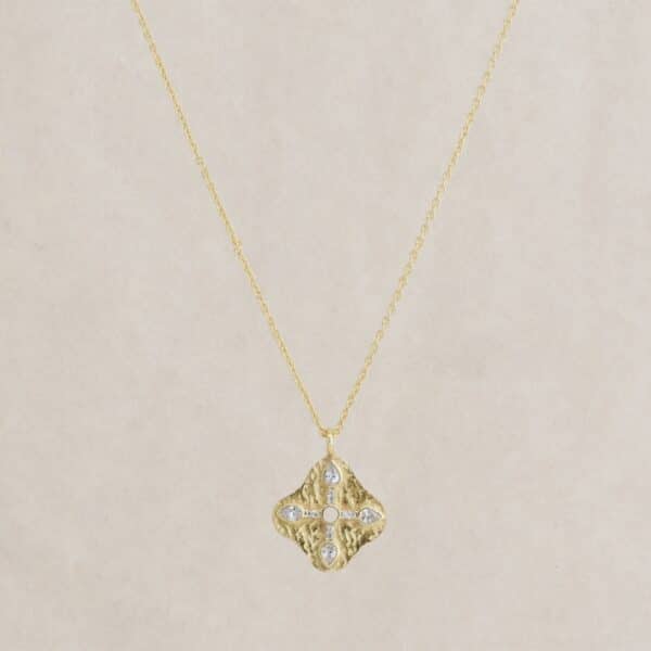 Collier Korsa en plaqué or, serti de pierres de zircon. Chez Dolitabis