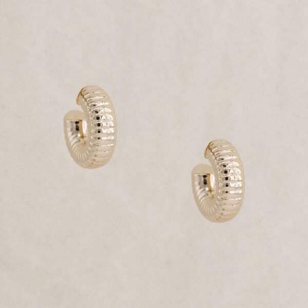 Boucle d'oreille créole dorée, bijou élégant de Taly en laiton plaqué or. Chez Dolita