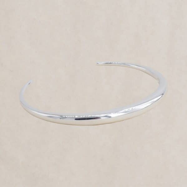 Bracelet Jonc Noble en plaqué or ou argent 925, bijou élégant et intemporel du créateur Philia, résistant à l'eau. chez Dolita bijoux