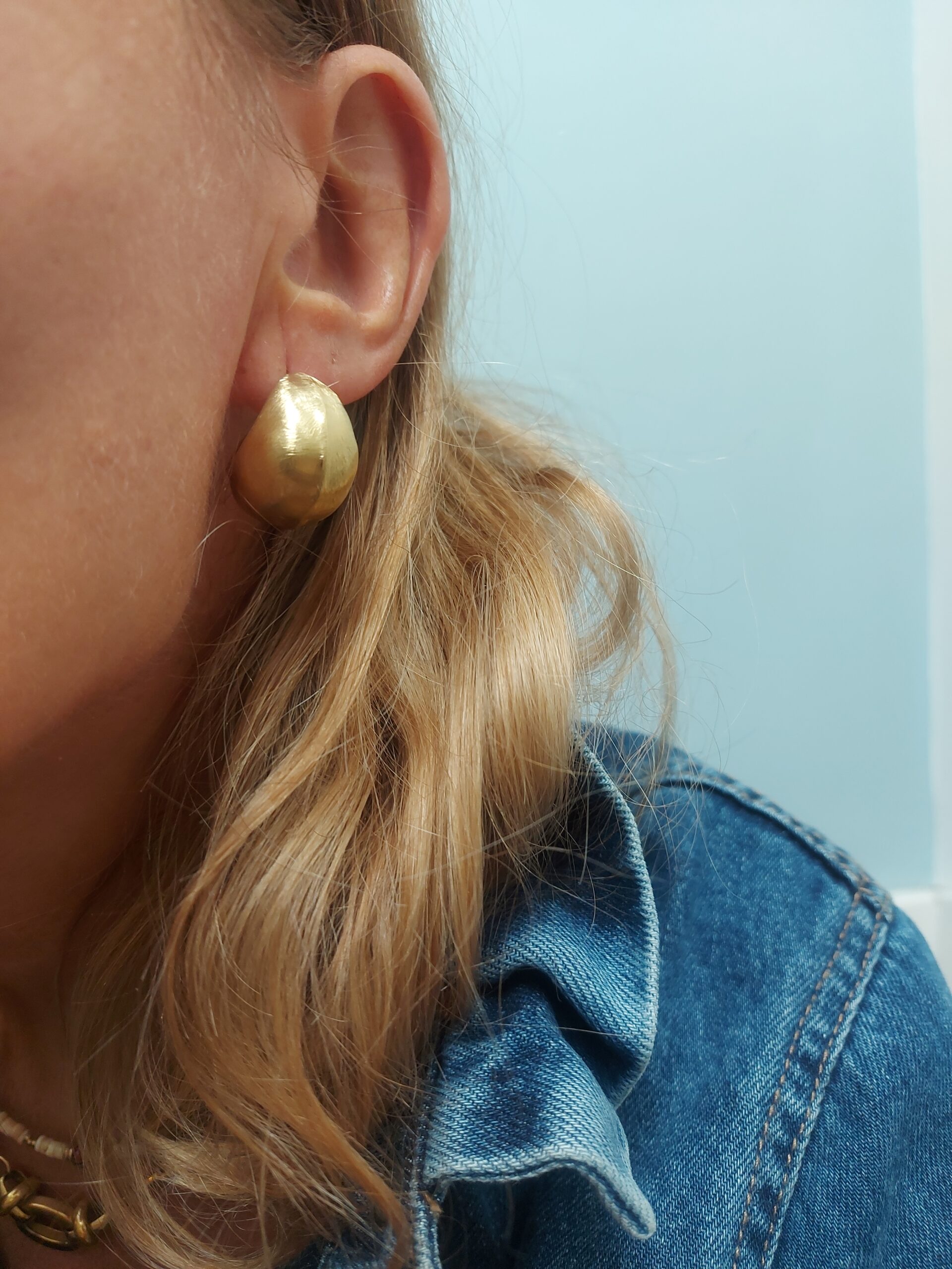 Boucles d’oreilles demi-créoles – Jorgina doré brossé - Image 2