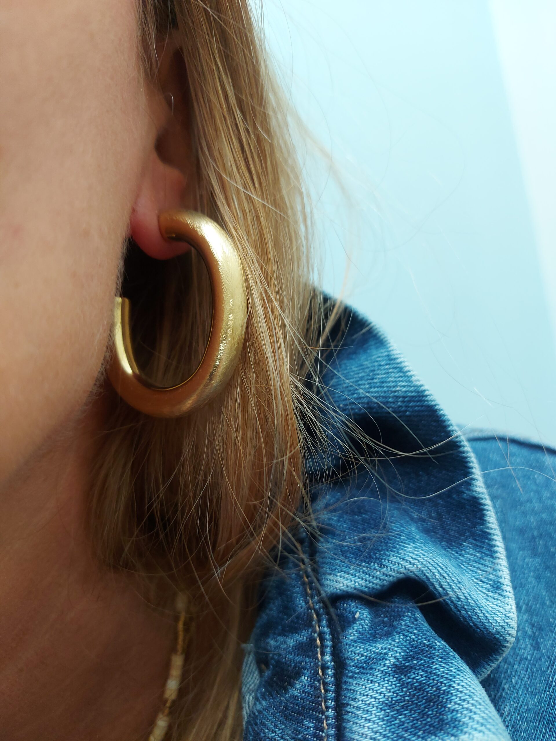 Boucles d’oreilles créoles Jorgina – Forme libre doré à l’or fin brossé - Image 2