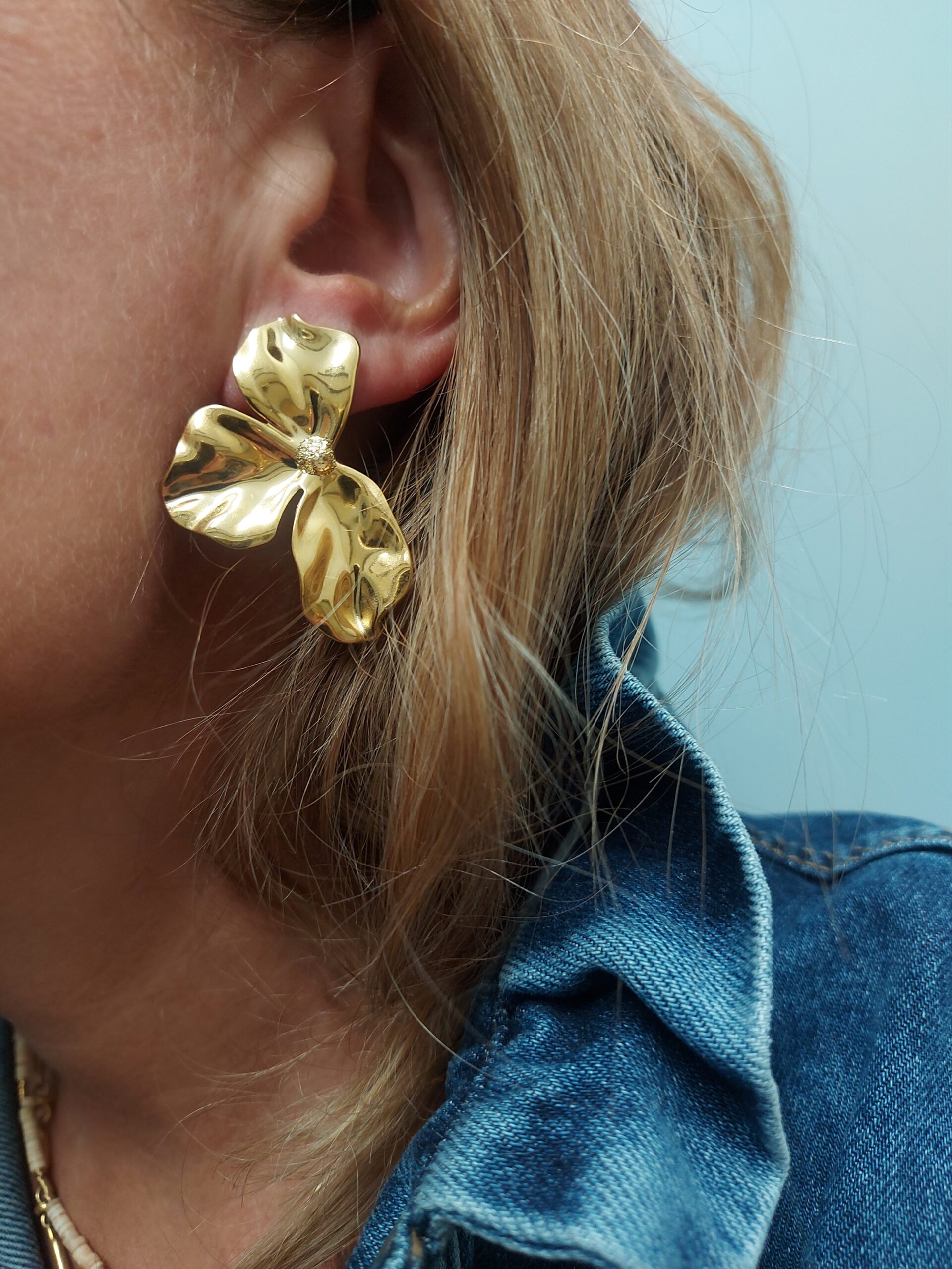 Boucles d’oreilles créoles Jorgina – Forme “3 Leafs” martelées - Image 2