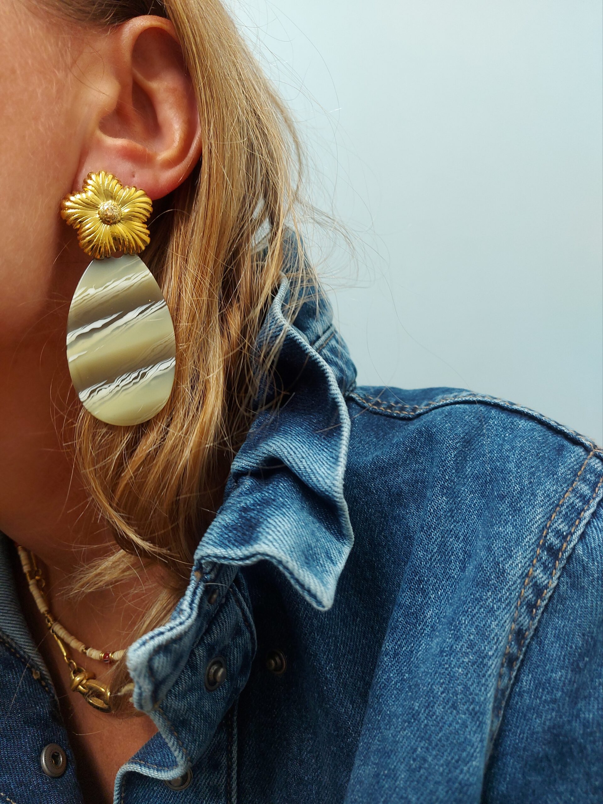 Boucles d’oreilles Acétate & Fleur dorée – Jorgina - Image 2