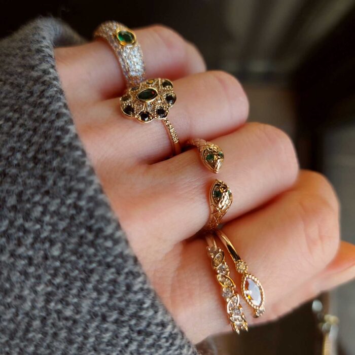 Bague Dolorès serpent plaqué or 18k portée – bague ouverte aux yeux verts – Dolita