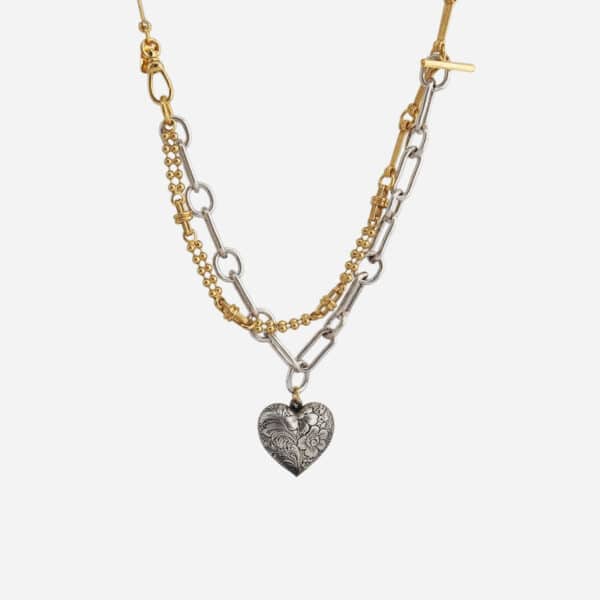 Détail pendentif cœur gravé collier Gea