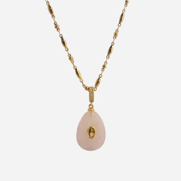 Collier Yuli de Virginie Berman avec pendentif goutte en quartz rose et chaîne dorée