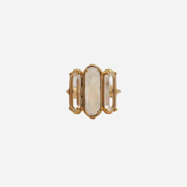 Bague Elaïa en labradorite blanche et cristal de roche dorée à l'or fin vue de face